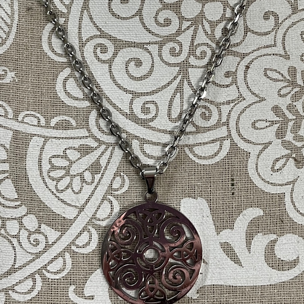 Irish Round Filigree Pendant Necklace in Silver